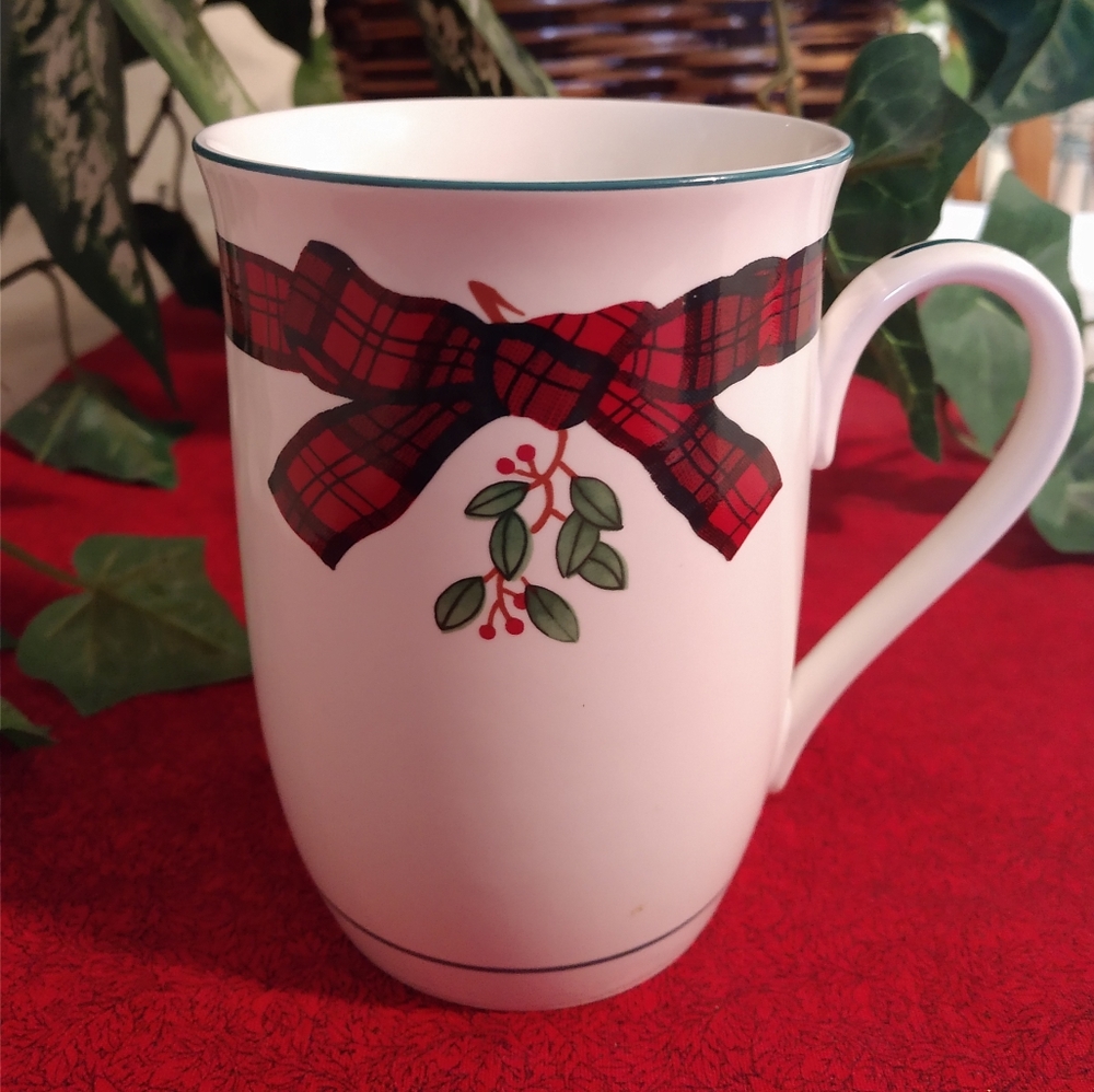 Set of 4 Arita Fine Porcelain TARTAN "Christmas Traditions" Mugs